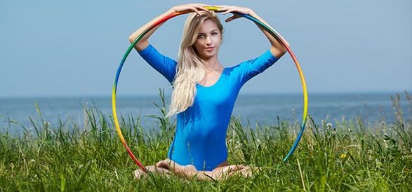 Zahvaljujoč zvijanju obroča hula hoop lahko shujšate brez diete in se znebite maščobe na trebuhu